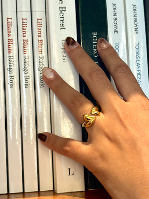 Hearts hug ring